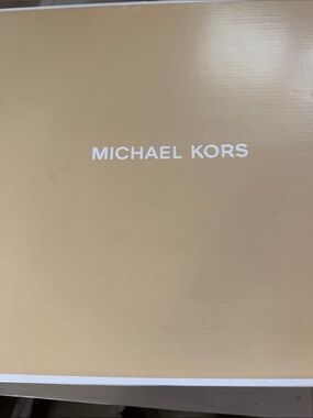 Michael Kors Box in Beige and White